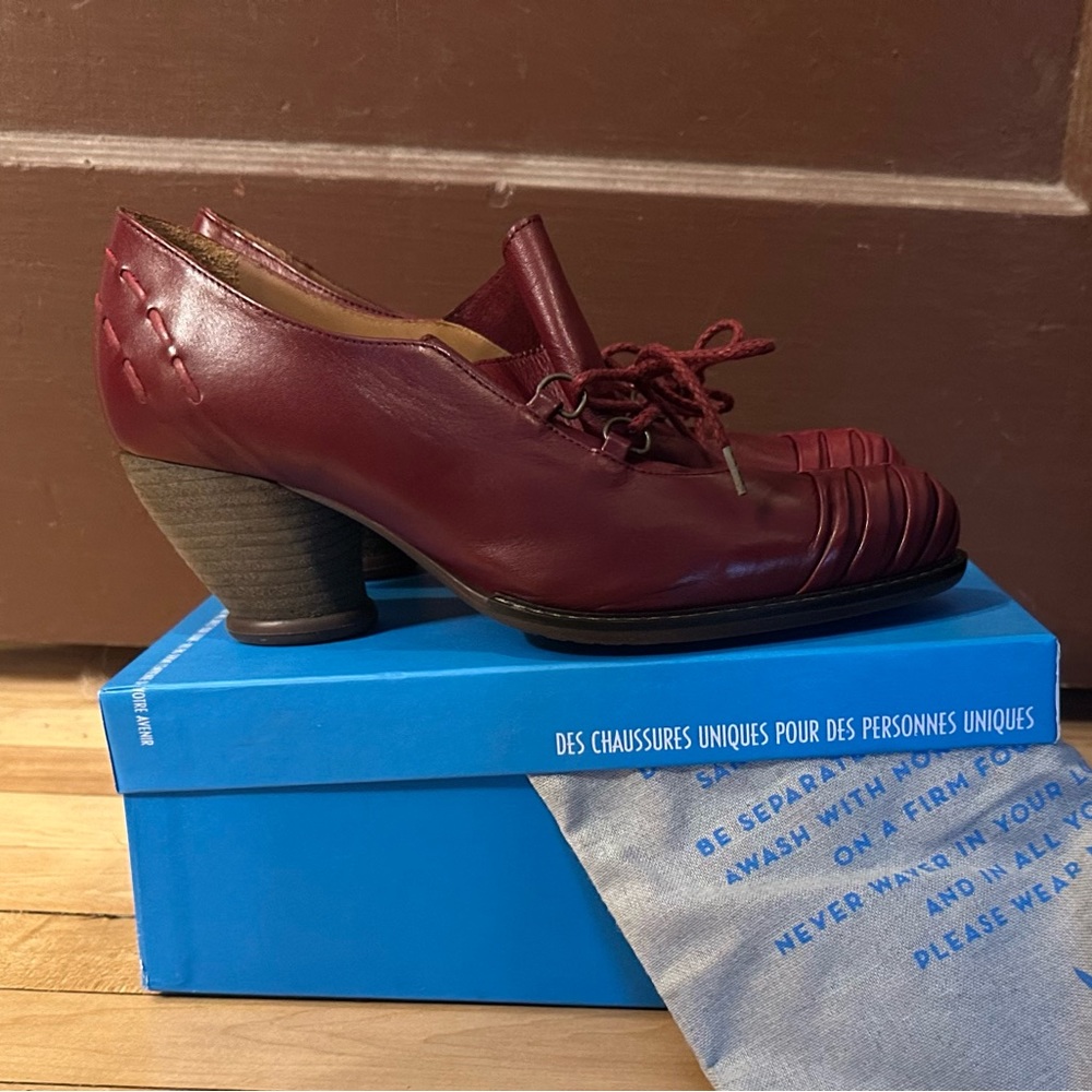 John Fluevog Della (Mezzo Gusset Tongue Shoe) in Scarlatto - Size 12 Women’s